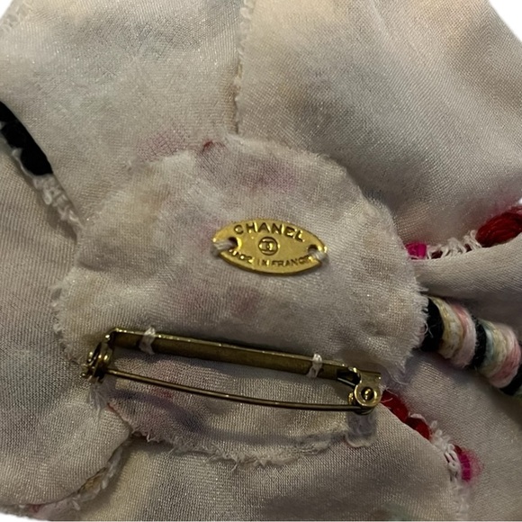 CHANEL BOUCLE CAMELLIA PIN BROOCH VINTAGE AUTHENTIC RARE Mother’s Day gift - Picture 3 of 3